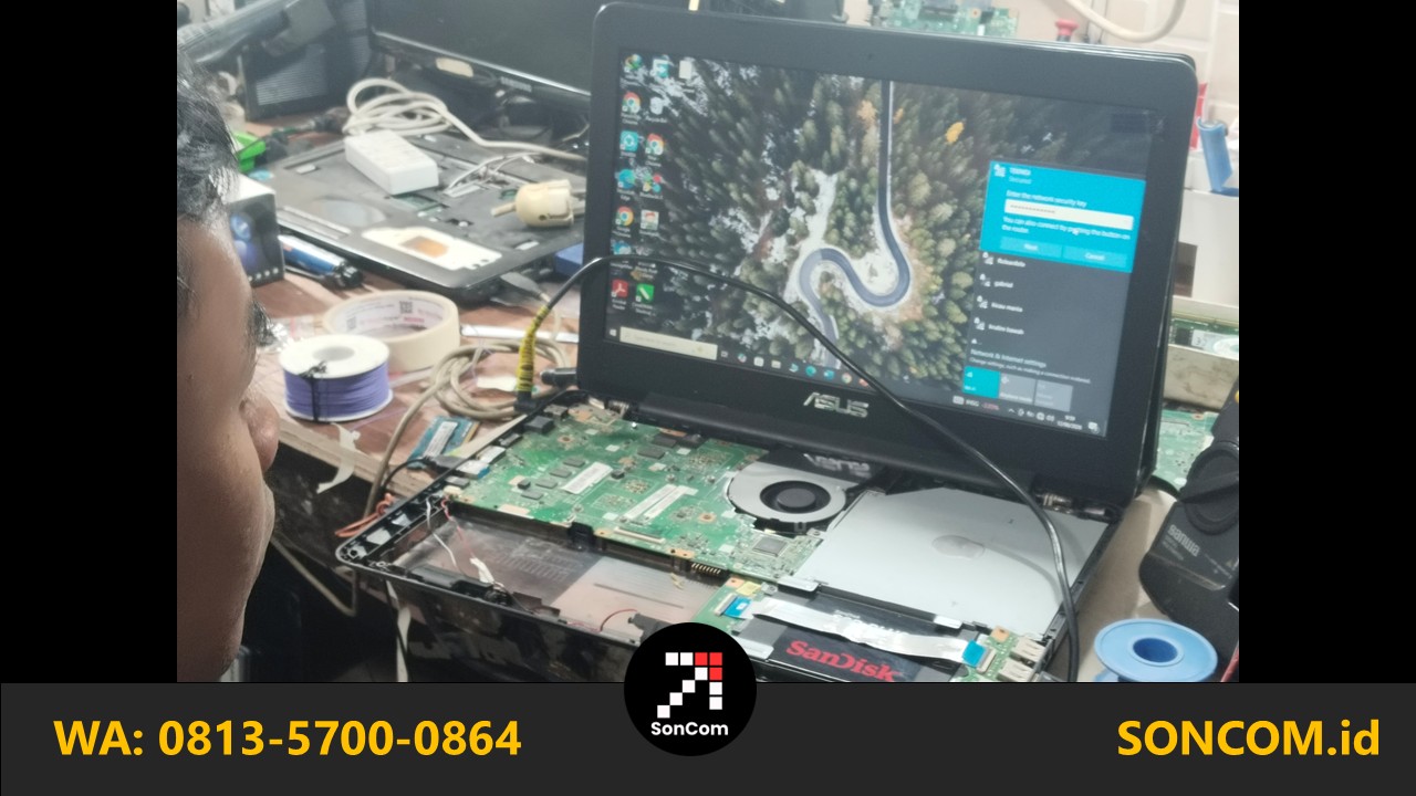 Teknisi SONCOM sedang melakukan service laptop asus