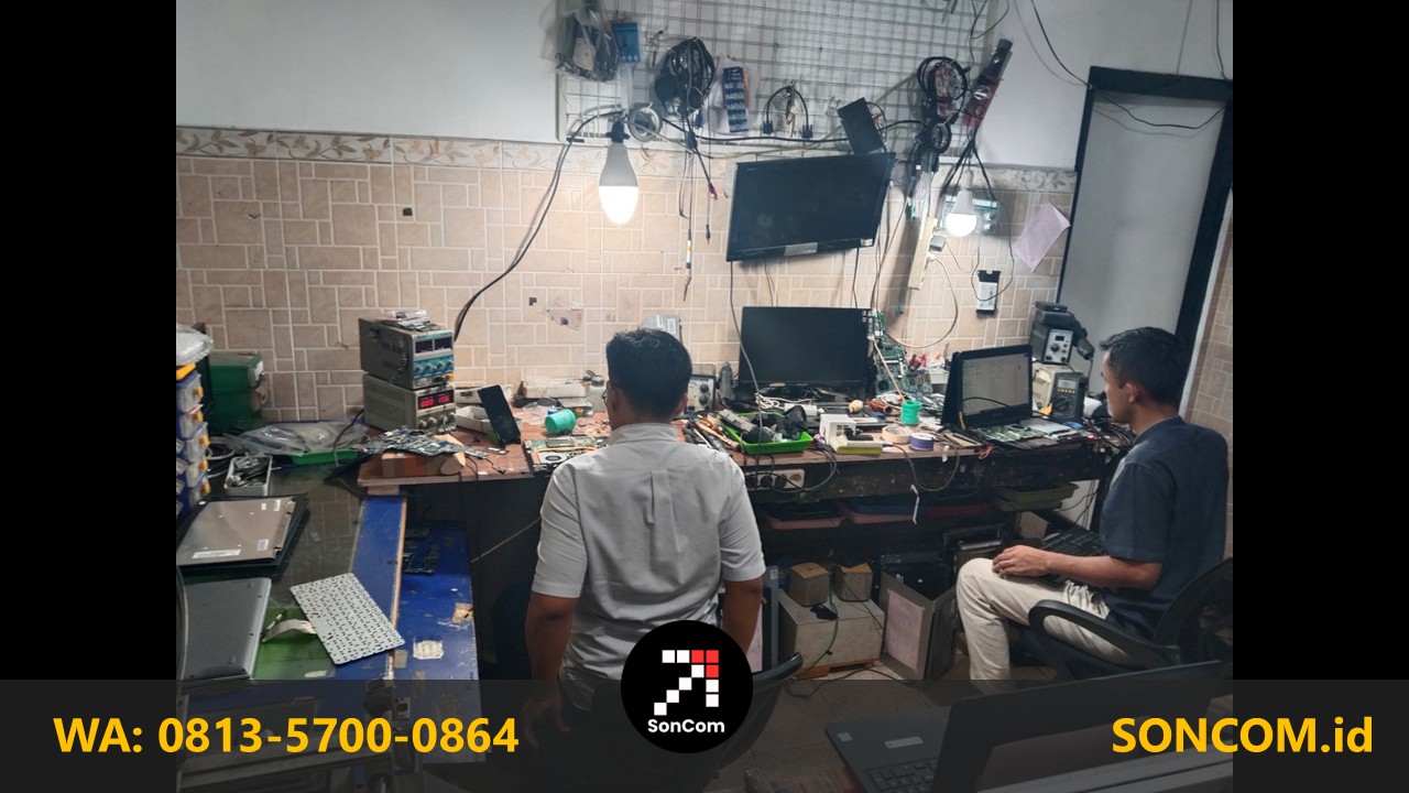 tim teknisi service laptop surabaya soncom sedang bekerja