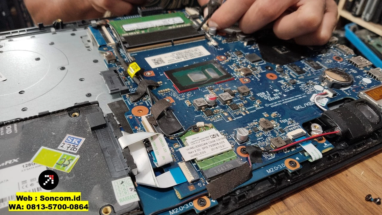 Proses pembongkaran laptop HP untuk pemeriksaan bagian internal