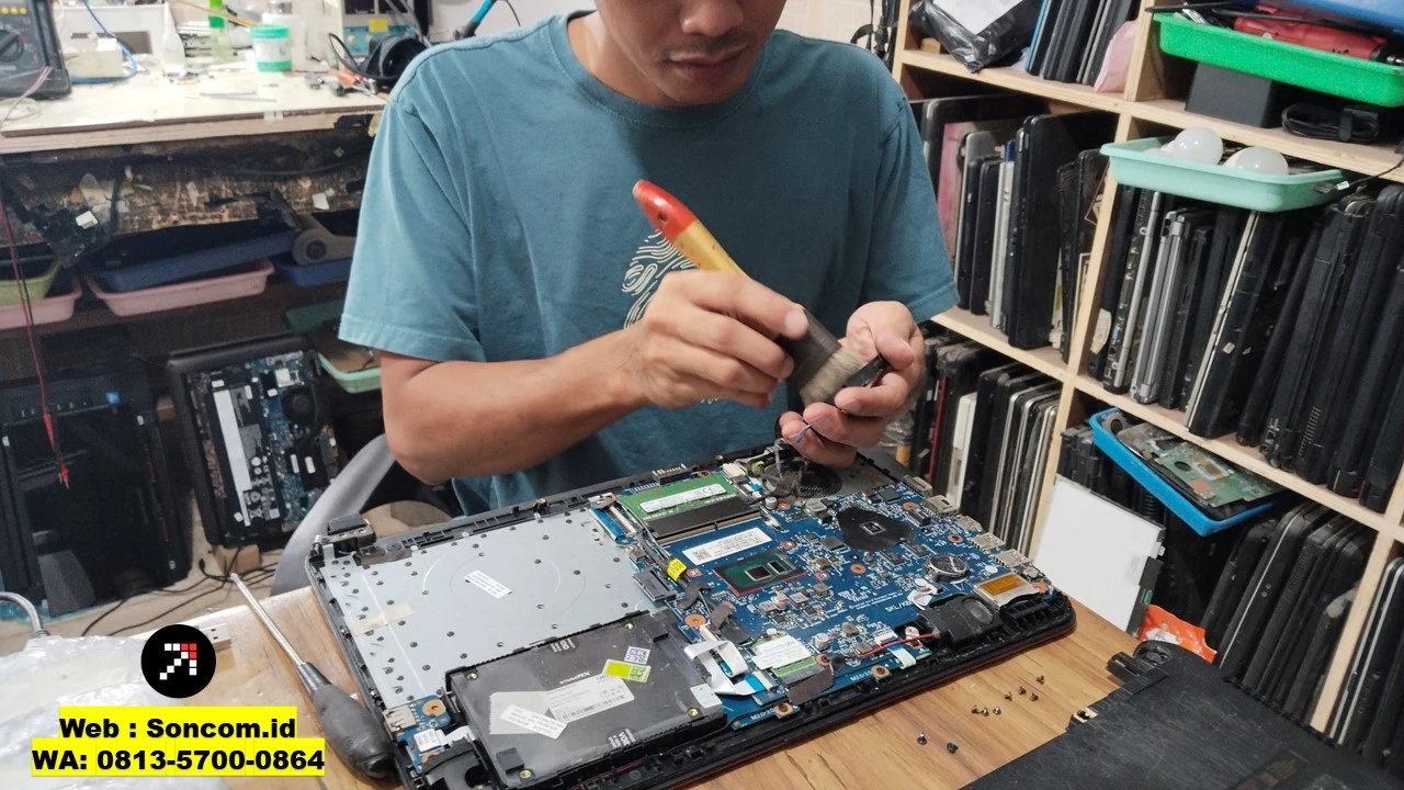 Pembersihan bagian dalam laptop HP dari debu di workshop SonCom