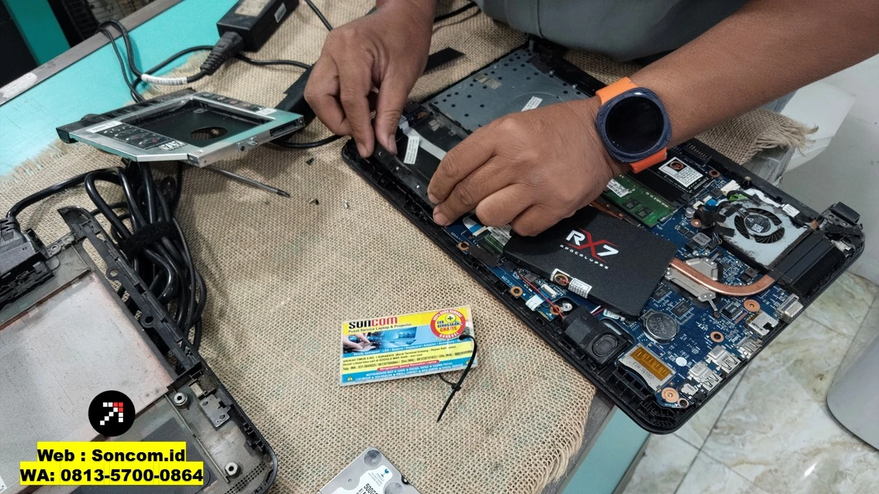 Pemeriksaan awal laptop HP oleh teknisi SonCom di Surabaya