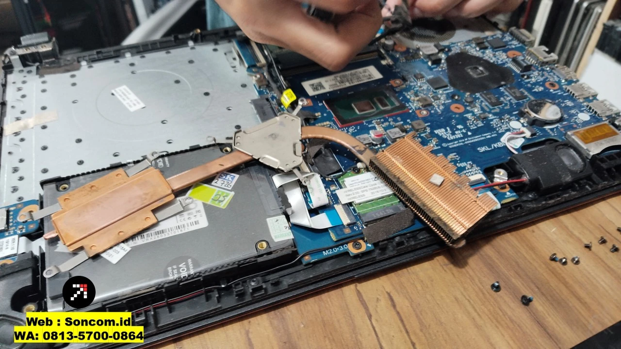 Teknisi mengganti thermal paste pada laptop HP untuk perawatan sistem pendingin